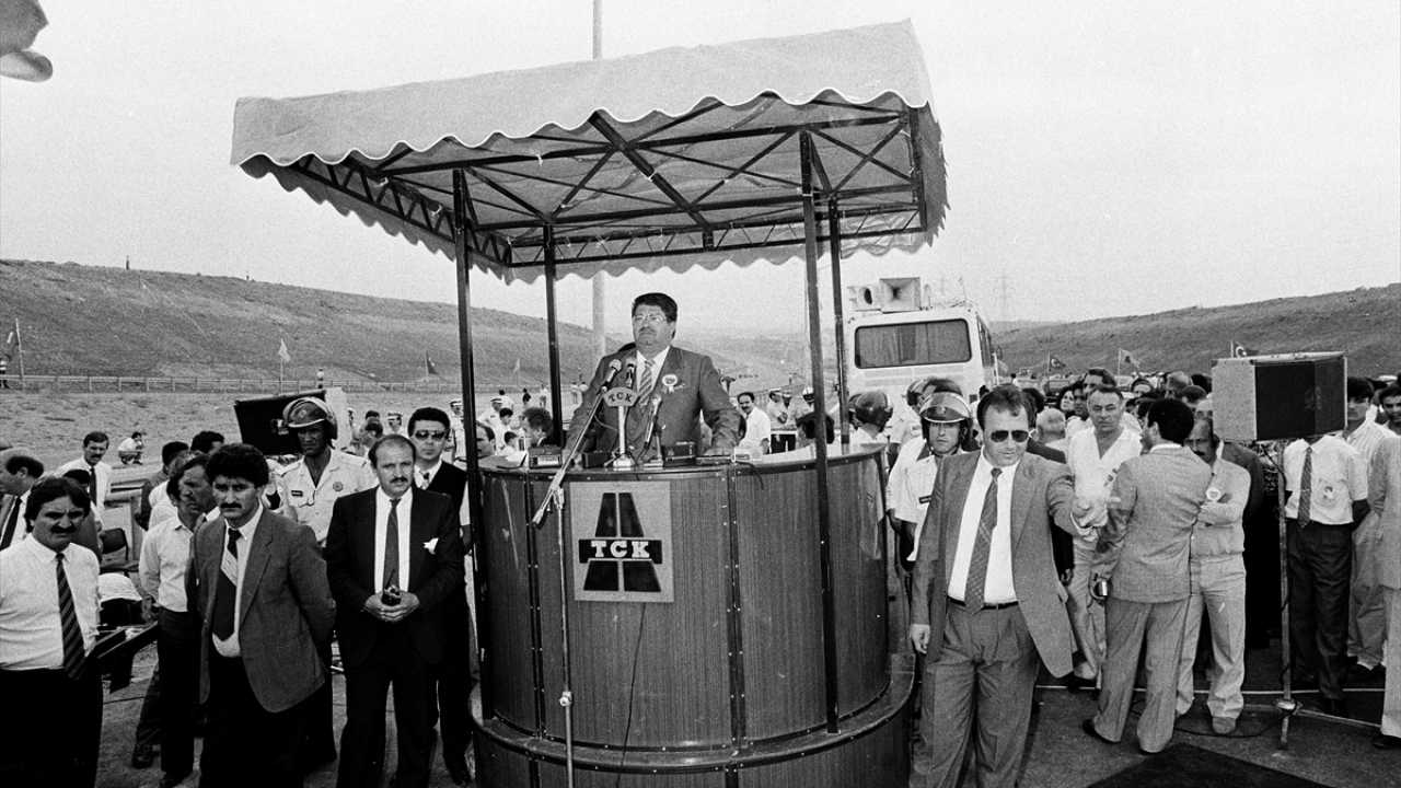 Dönemin Başbakanı Özal, 7 Nisan 1989`da Fatih Sultan Mehmet Köprüsü ikinci çevre yolu Kozyatağı -Okmeydanı arasını törenle hizmete açtı. (Arşiv)
