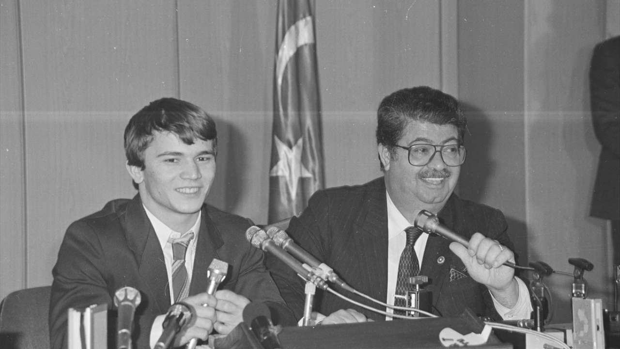 13 Aralık 1986`da, Dönemin Başbakanı Özal, Dünya Halter şampiyonu Naim Süleymanoğlu ile birlikte basın toplantısı düzenledi. (Arşiv)