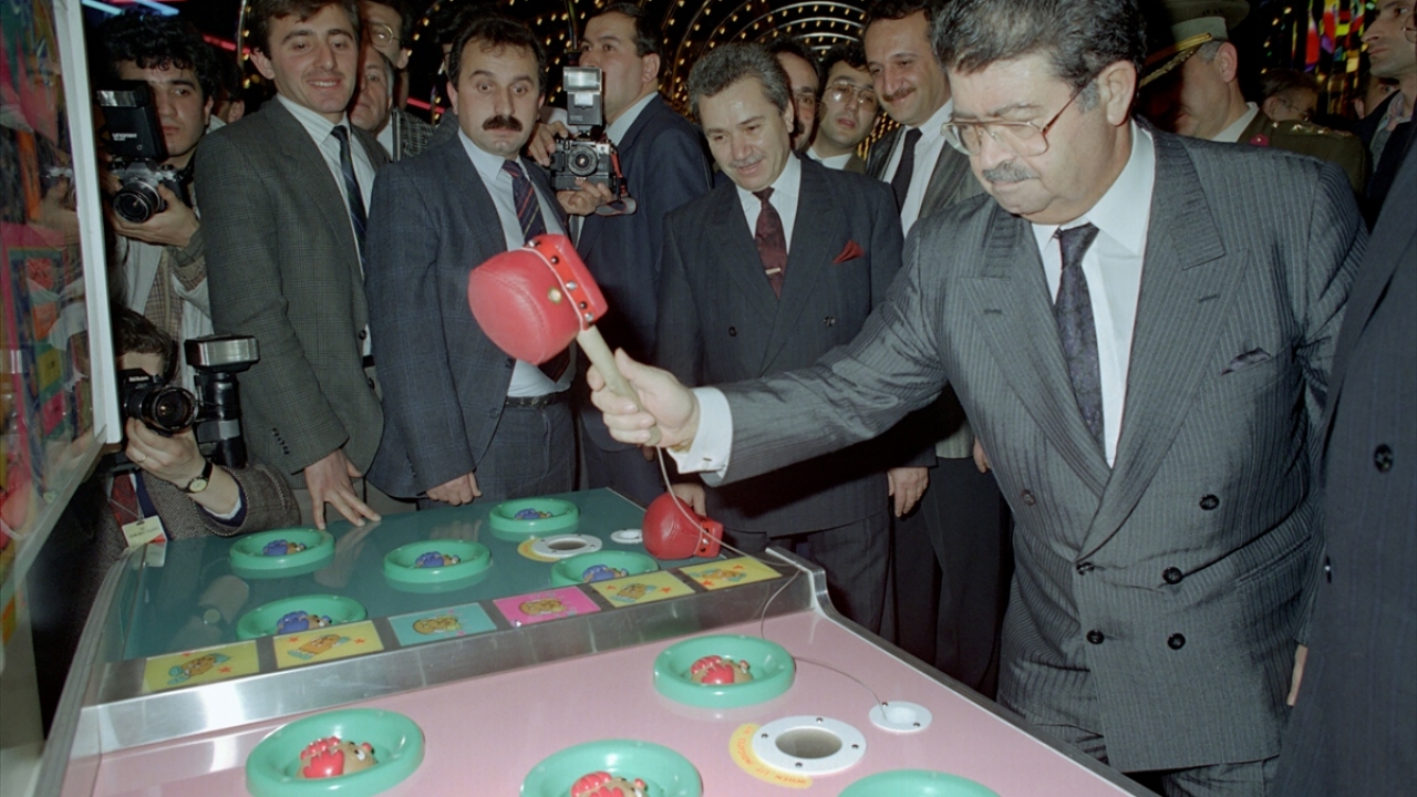 Cumhurbaşkanı Özal, 22 Şubat 1990`da Dreamland eğlence merkezinin açılışını yaptı. (Arşiv)