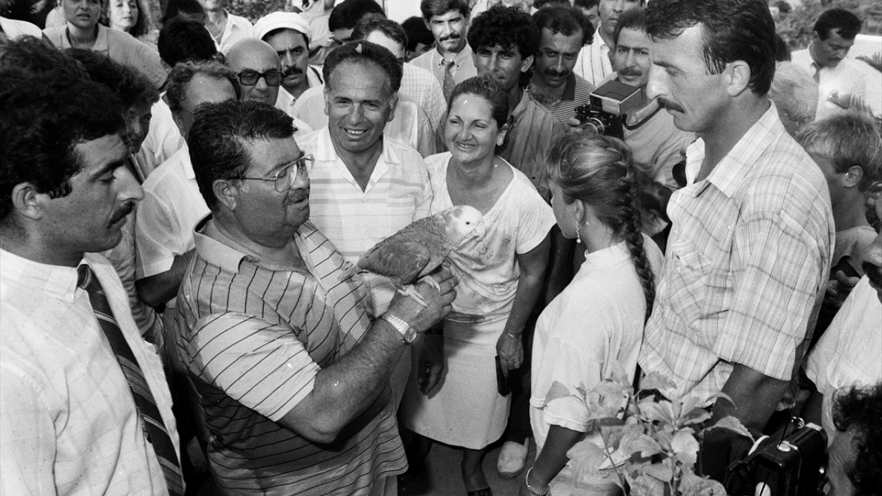 Dönemin Başbakanı Özal, 16 Temmuz 1989`da Antalya`da tatilini geçirirken sokakta vatandaşlarla sohbet etti. (Arşiv)