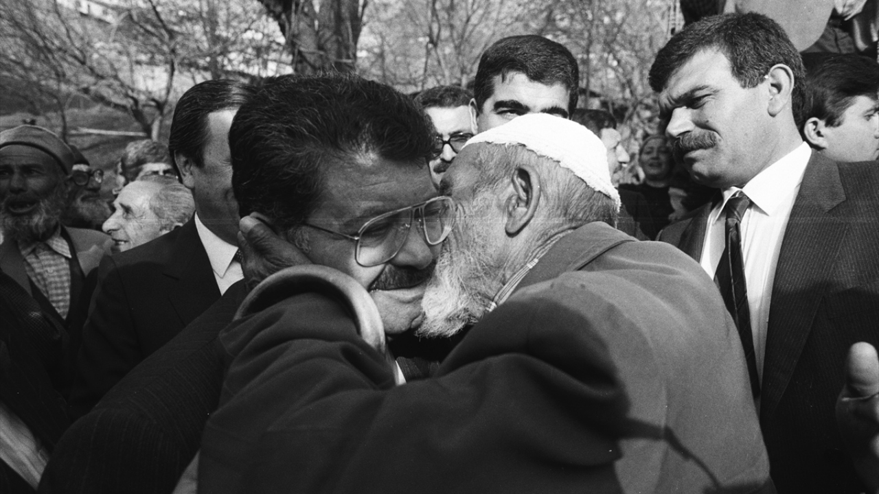 Dönemin Başbakanı Özal, 20 Mart 1989`da seçim öncesi Ankara`nın ilçelerini ziyareti sırasında vatandaşların sevgi gösterisi ile karşılandı. (Arşiv)