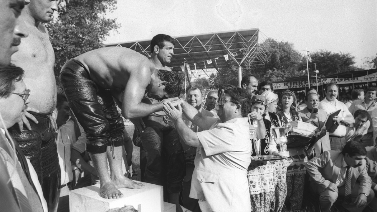 Edirne`de 1 Haziran 1985`te Kırkpınar Yağlı Güreşlerini izleyen Başbakan Turgut Özal (önde), dereceye giren pehlivanlara ödüllerini verdi. 