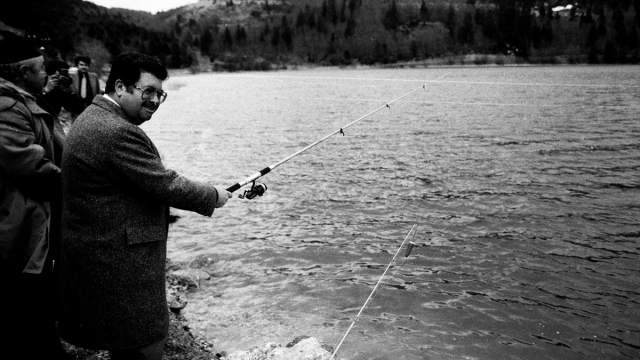  Dönemin Başbakanı Özal`ın 1982`de gittiği Abant`ta balık tuttu. (Arşiv)