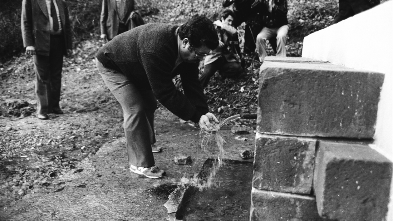 Dönemin Başbakanı Özal, 1982`de Abant gezisi sırasında çeşmeden su içti. (Arşiv)