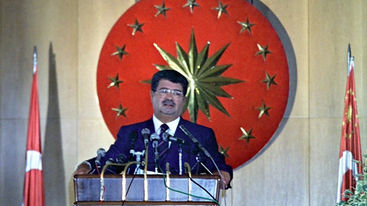 11 Ağustos 1990`da Cumhurbaşkanı Özal, Çankaya Köşkü`nde basın açıklaması yaptı. (Arşiv)