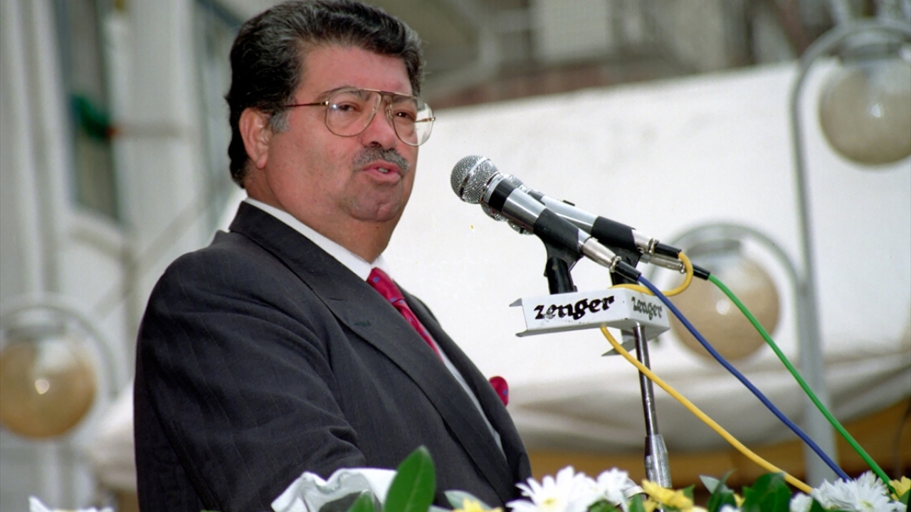 26 Kasım 1990`da Cumhurbaşkanı Özal, Cumhurbaşkanlığı ve Başbakanlık Muhabirleri Derneği (CBMD) Genel Merkezi`nin açılış töreninde bir konuşma yaptı. (Arşiv)