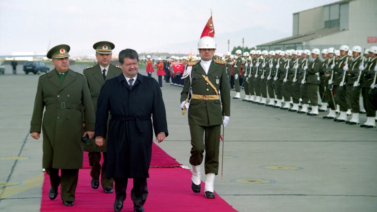 4 Mart 1991`de dönemin Cumhurbaşkanı Özal (ortada) Çiğli Askeri Havaalanında, askeri törenle karşılandı. (Arşiv)