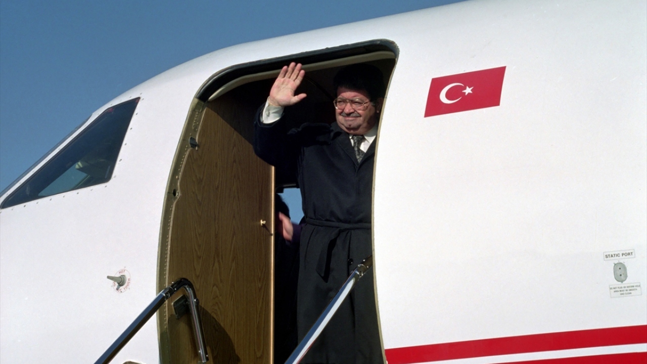 18 Aralık 1990`da Konya`daki incelemelerini tamamlayan Cumhurbaşkanı Özal, Ankara`ya hareket etti. (Arşiv)