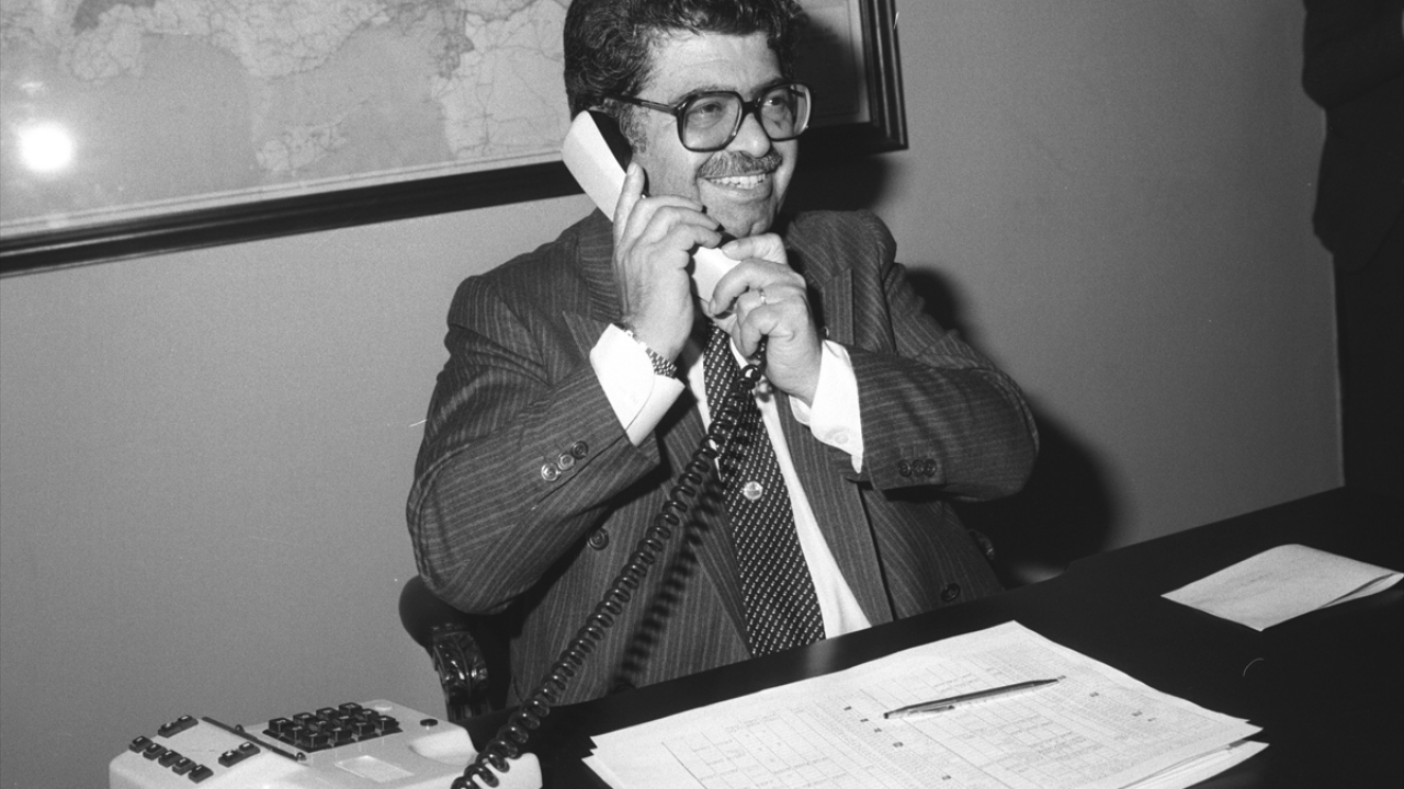 Anavatan Partisi Genel Başkanı Özal, 6 Kasım 1983`de yapılan Milletvekili Genel seçimlerinin sonuçlarını parti genel merkezinde takip etti. (Arşiv)