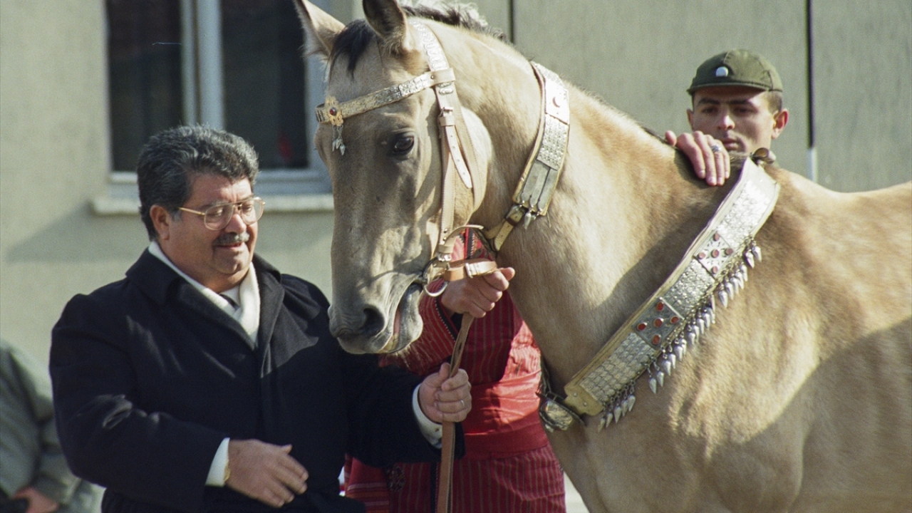 3 Aralık 1991`de Cumhurbaşkanı Özal, Türkmenistan gezisi sırasında Türkmenistan Cumhurbaşkanı Niyazov tarafından hediye edilen Akalteke atı ile birlikte. (Arşiv)