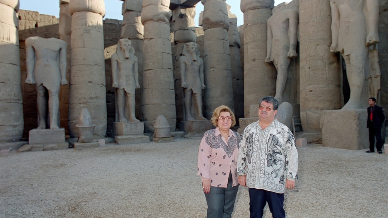 9 Aralık 1992`de Cumhurbaşkanı Özal ve eşi Semra Özal, Mısır`da bulunan Luksor`daki tarihi tapınağı ve müzeyi gezdi. (Arşiv)