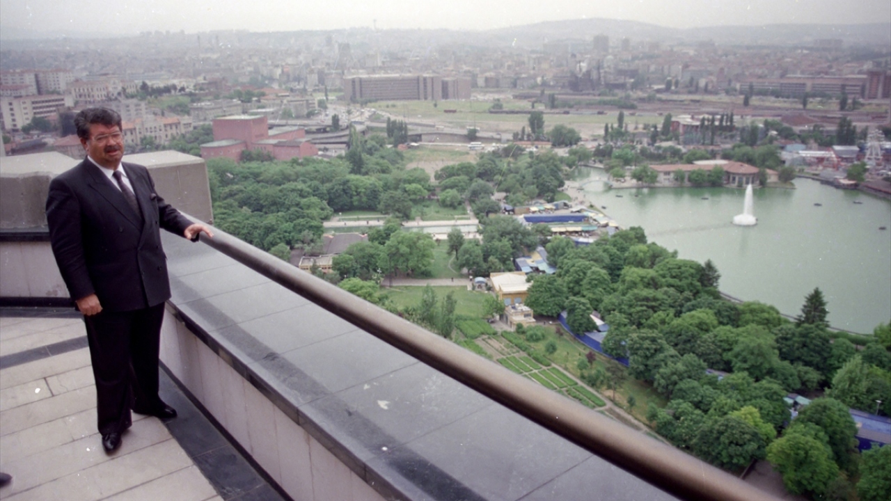 31 Mayıs 1990`da Cumhurbaşkanı Özal, Merkez Bankası Binasının terasından Ankara`yı seyretti. (Arşiv)