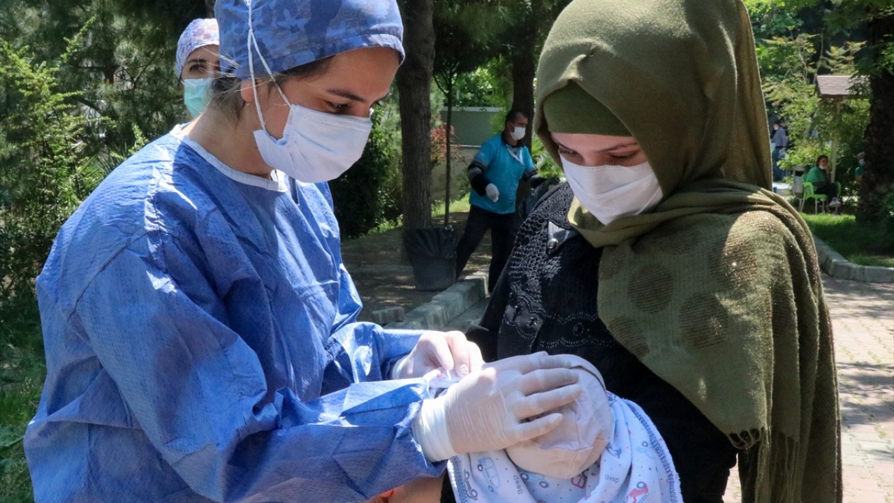 Hastanenin Yenidoğan Kliniği İdari Sorumlusu Doç. Dr. Defne Engür, Aziz bebeğin hayata tutunması için yoğun bakım servisinde görevli sağlık çalışanlarının bir ay boyunca mücadele ettiğini söyledi. 
