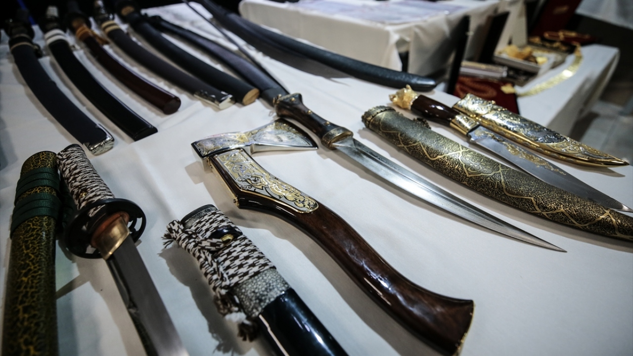 Ele geçirilen kılıçların piyasa değerinin ise yaklaşık 2,5 milyon lira olduğu belirtildi.