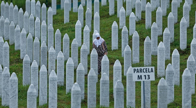 Srebrenitsada yaşanan soykırımın acısı tazeliğini koruyor