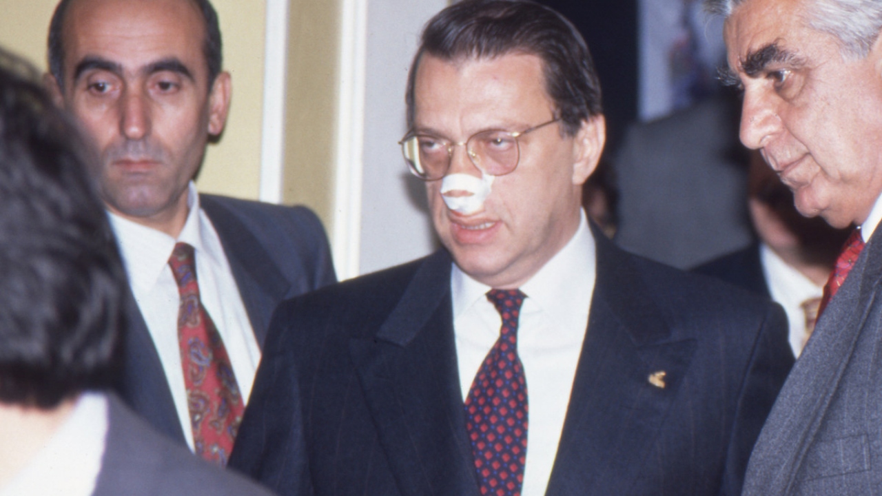 25 Kas 1996`da Anap (Anavatan Partisi) Genel Başkanı Mesut Yılmaz, Macaristan da uğradığı saldırı sonrası parti genel merkezinde basın toplantısı düzenledi. Yılmaz, basın karşısına burnu bandajlı olarak çıktı. (Arşiv)