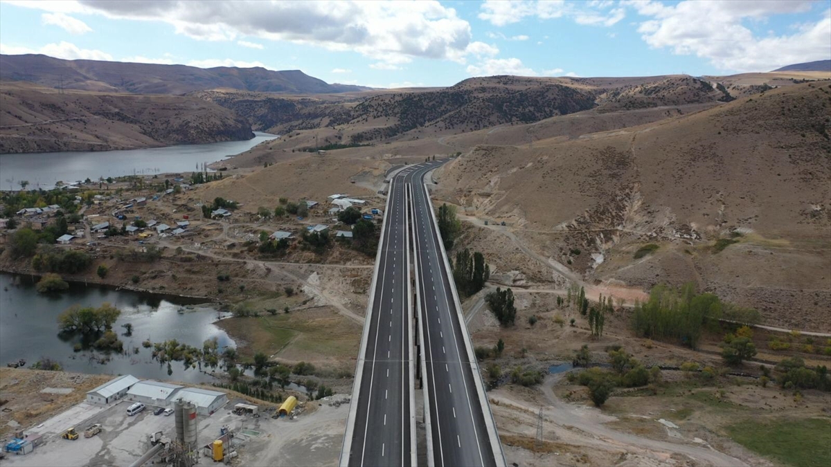 Sarıkamış sınırlarında inşa edilen Karakurt Barajı nedeniyle 21 Nisan 2020`de Sarıkamış-Horasan kara yolu ulaşıma kapatılarak Karaurgan köyü üzerindeki alternatif yol kullanılmaya başlandı.