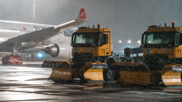 İstanbul Havalimanındaki uçuşlar kar yağışına rağmen sürüyor