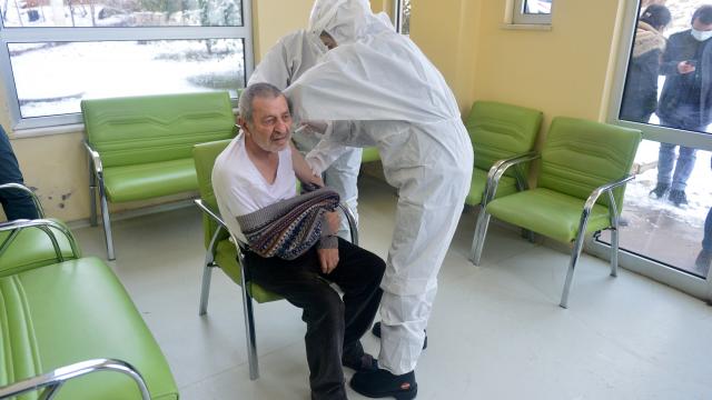 Erzurum ve Tuncelideki huzurevi ve bakımevlerinde Covid-19 aşısı yapılıyor