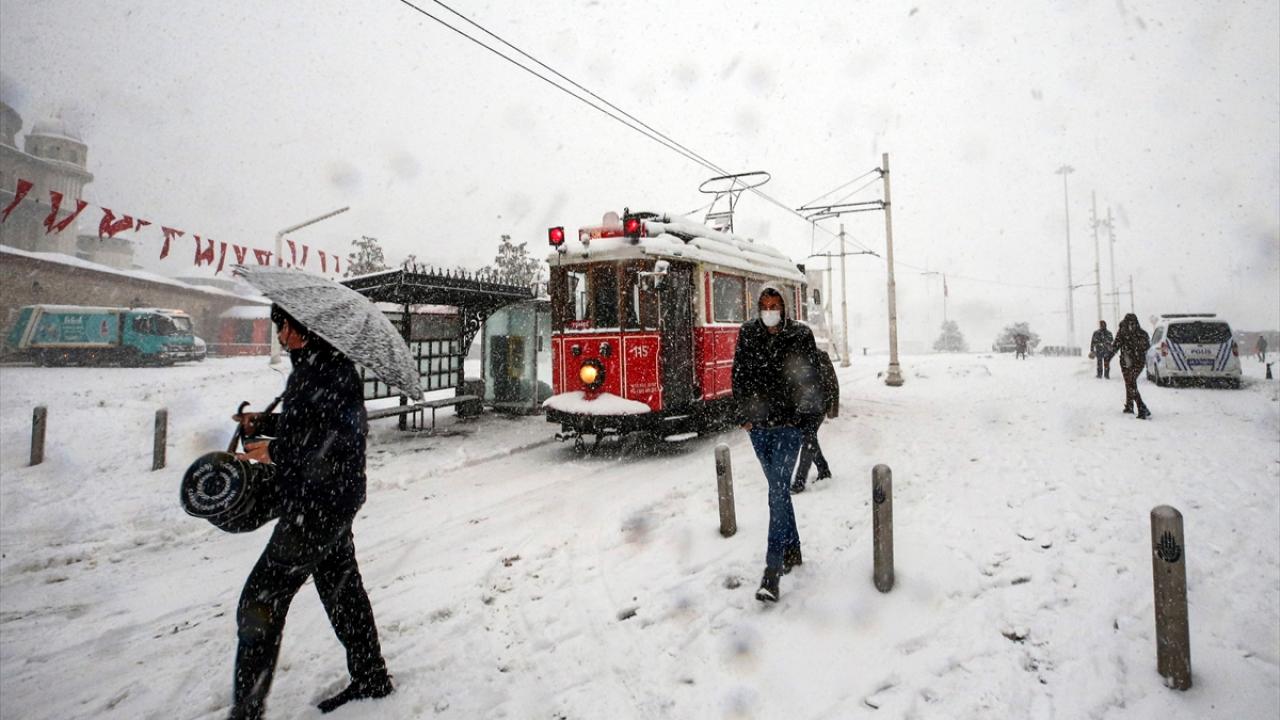 istanbul da kar etkisini artirdi trt haber foto galeri