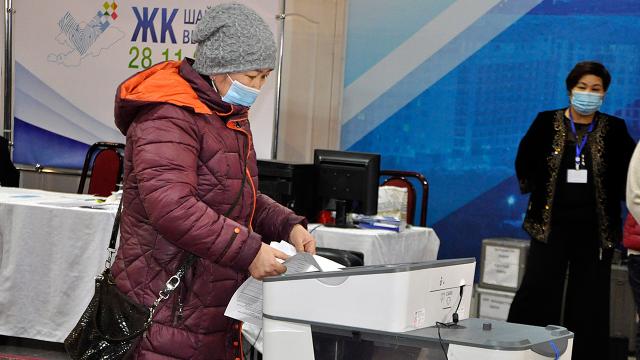 Kırgızistanda halk milletvekili seçimleri için sandık başında