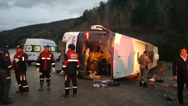 Erzincanda yolcu otobüsü devrildi: Yaralılar var