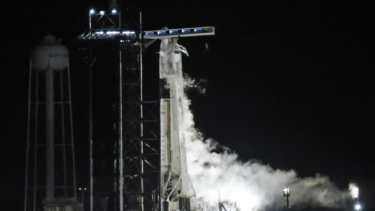 SpaceX, NASA astronotlarını yörüngeye gönderiyor