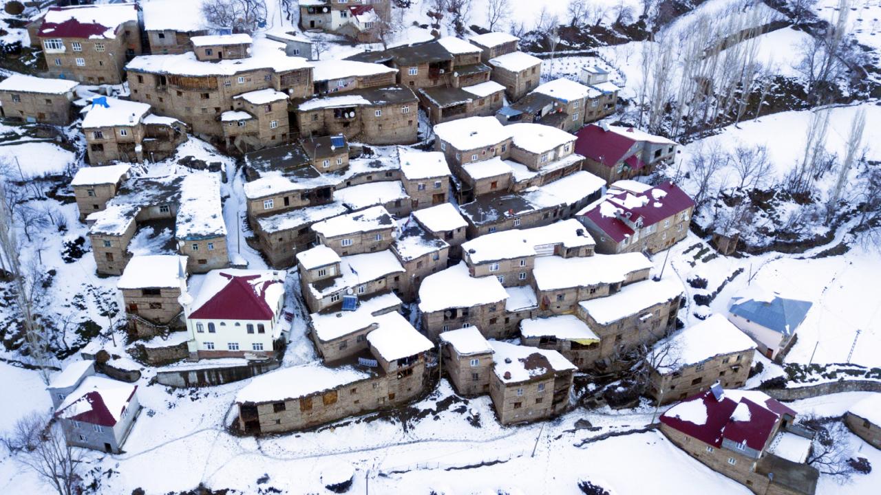 Bitlis’in taş evleri beyaza büründü