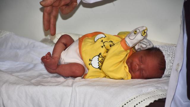 Bacağı gelişmeyen bebek anne karnında lazerle ameliyat edildi