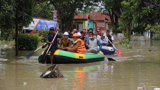 Endonezya'da sellerde 8 kişi öldü
