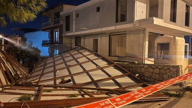 İzmirde fırtına: Uçan çatı elektrik tellerini kopardı