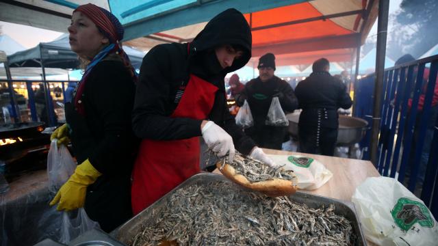 Düzcedeki Hamsi Festivalinde 7 tona yakın balık tüketildi