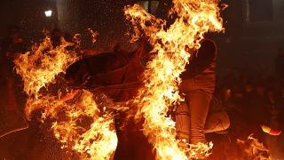 İspanya'da 18. yüzyıldan kalma gelenek: Atlar ateş üzerinden atlatıldı