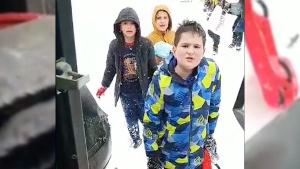 Belediye ekipleri çocukların kar keyfini bozmadı