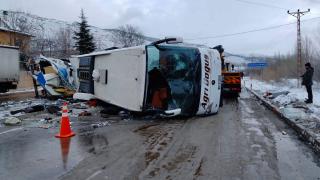 Yolcu otobüsü kaza yapan tıra çarpıp devrildi: 1 ölü, 27 yaralı