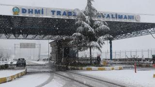 Trabzon'da hava yolu ulaşımına kar engeli