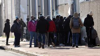 İngiltere'ye gitmek isteyen göçmenlerin Fransa'da bekleyişi sürüyor