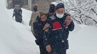 Evleri kardan yıkılmak üzere olan çifti jandarma kurtardı