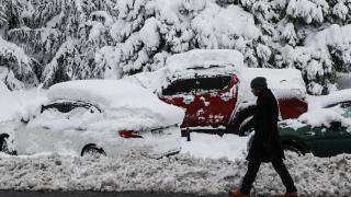 Kar İstanbul'u terk etmedi: Meteoroloji saat verdi