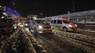 İstanbul'da son durum: Araçlar hala yollarda, vatandaşların bekleyişi sürüyor