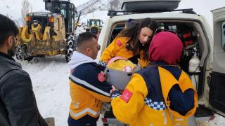Siirt'te 40 günlük bebek için karla mücadele