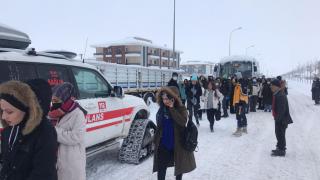 Öğrenciler paletli ambulansla sınava yetiştirildi
