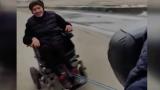 Aküsü biten engelli aracını motosikletiyle çekti