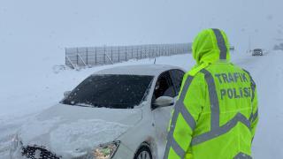 Trafik ekipleri çetin kış şartlarında mesai yapıyor
