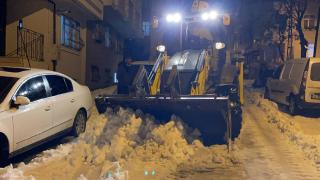 Sokağındaki karları kendi iş makinesiyle temizledi