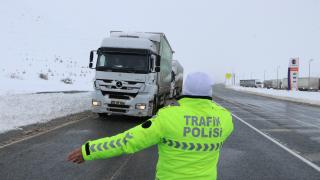 Trafik polisleri, çetin kış şartlarında güvenli seyahat için sürücülerin yanında