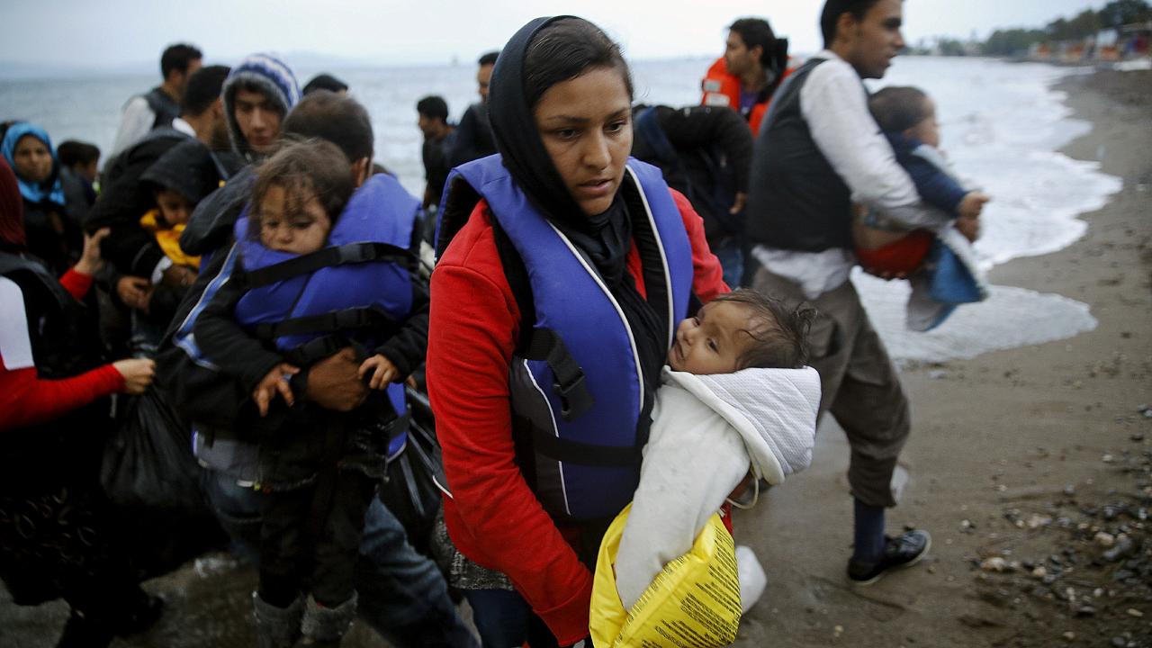 HRW: Η Ελλάδα σπρώχνει τους μετανάστες πίσω στους μετανάστες
