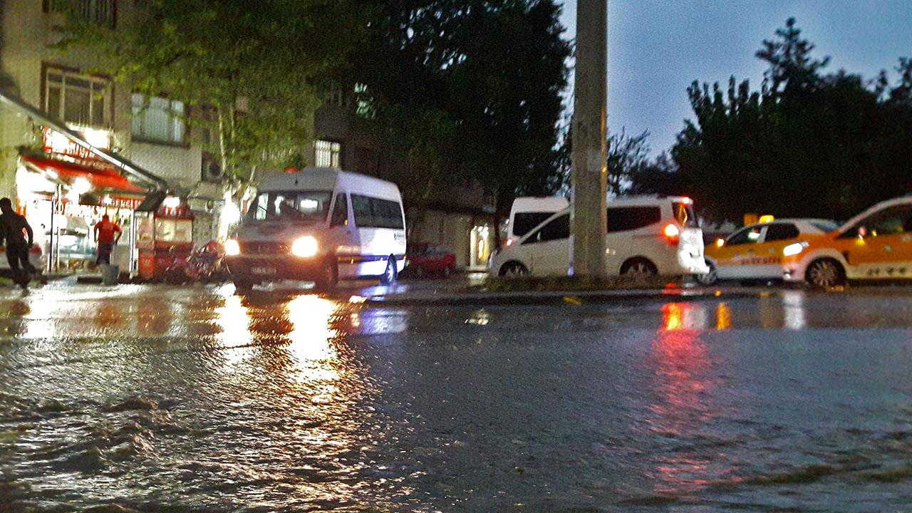Diyarbakır'da sağanak: Sokaklar sular altında kaldı