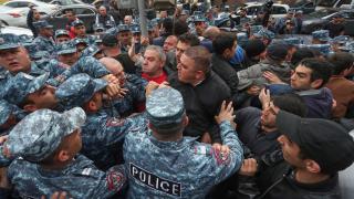 Ermenistan'ın başkentinde binlerce kişi sokağa döküldü
