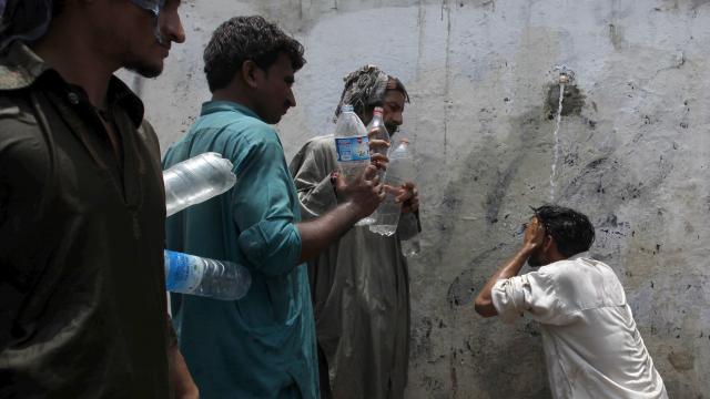 Aşırı sıcaklar Pakistanda 3 can aldı